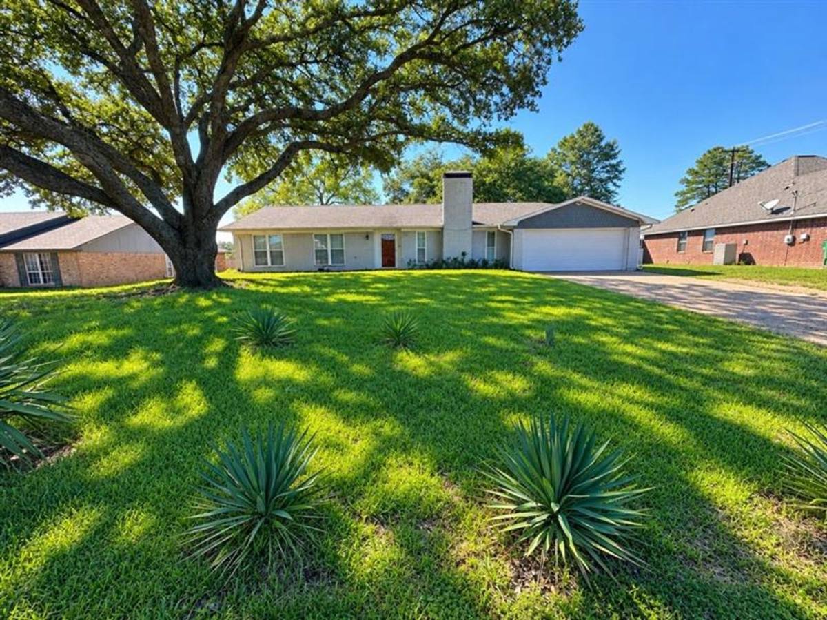 House for rent at 102 S Rainbow Dr, Whitehouse, TX 75791