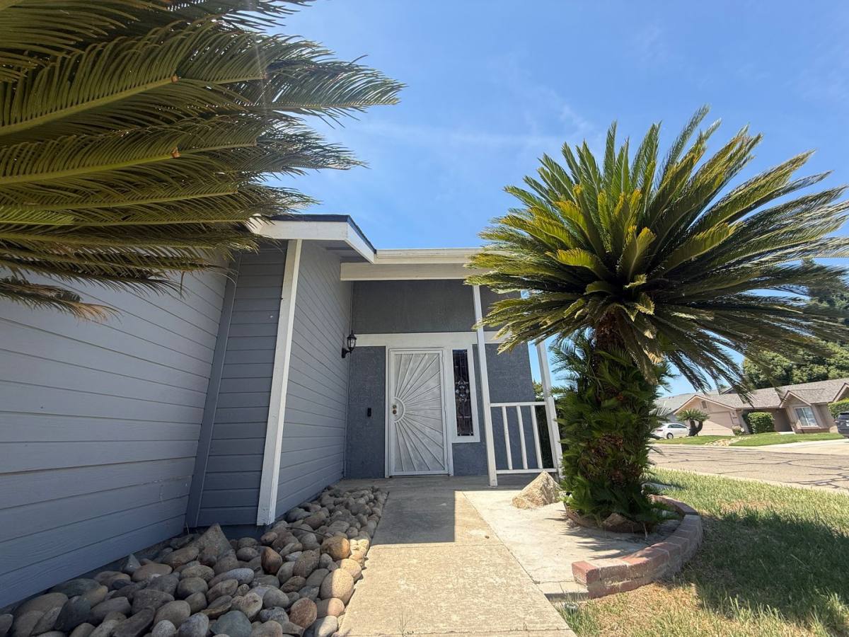 House for rent at 1105 S Jeffrey Court, Visalia, CA 93292