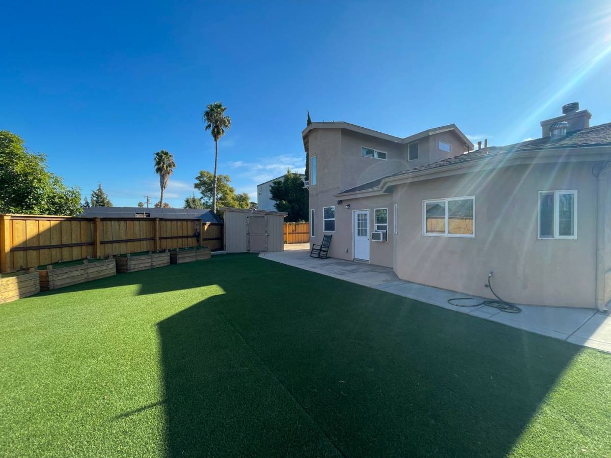 Townhouse for rent at 6482 Montzuma Rd, San Diego, CA 92115