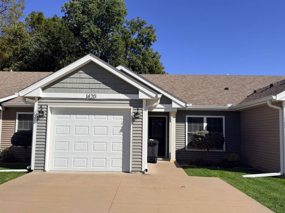 House for rent at 1420 51st St Dr, Moline, IL 61265