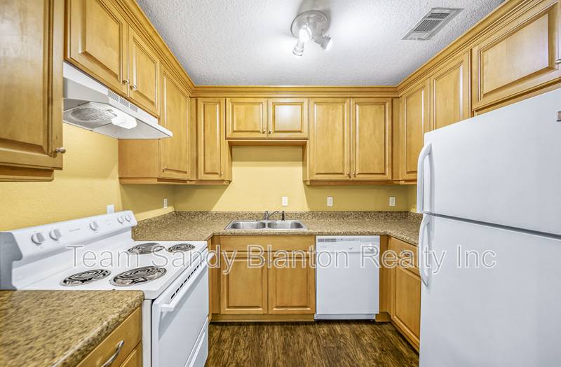 Apartment for rent at 7071 Lake Joanne Dr #3A, Pensacola, FL 32506