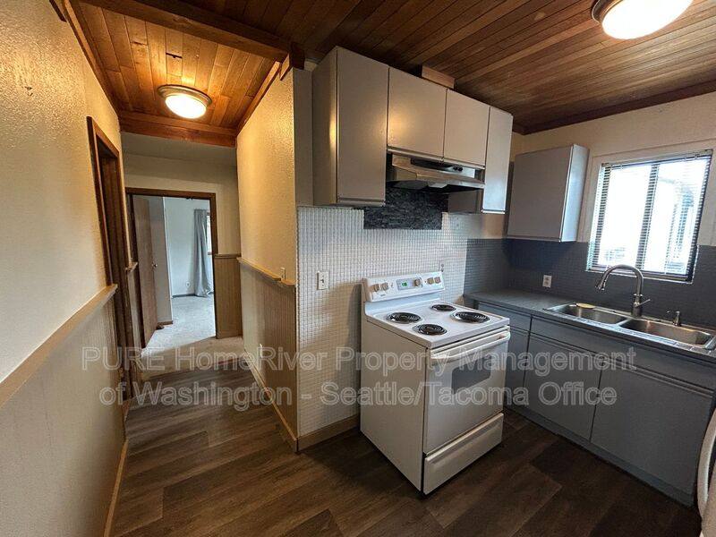 Apartment for rent at 802 9th St SW, Puyallup, WA 98371