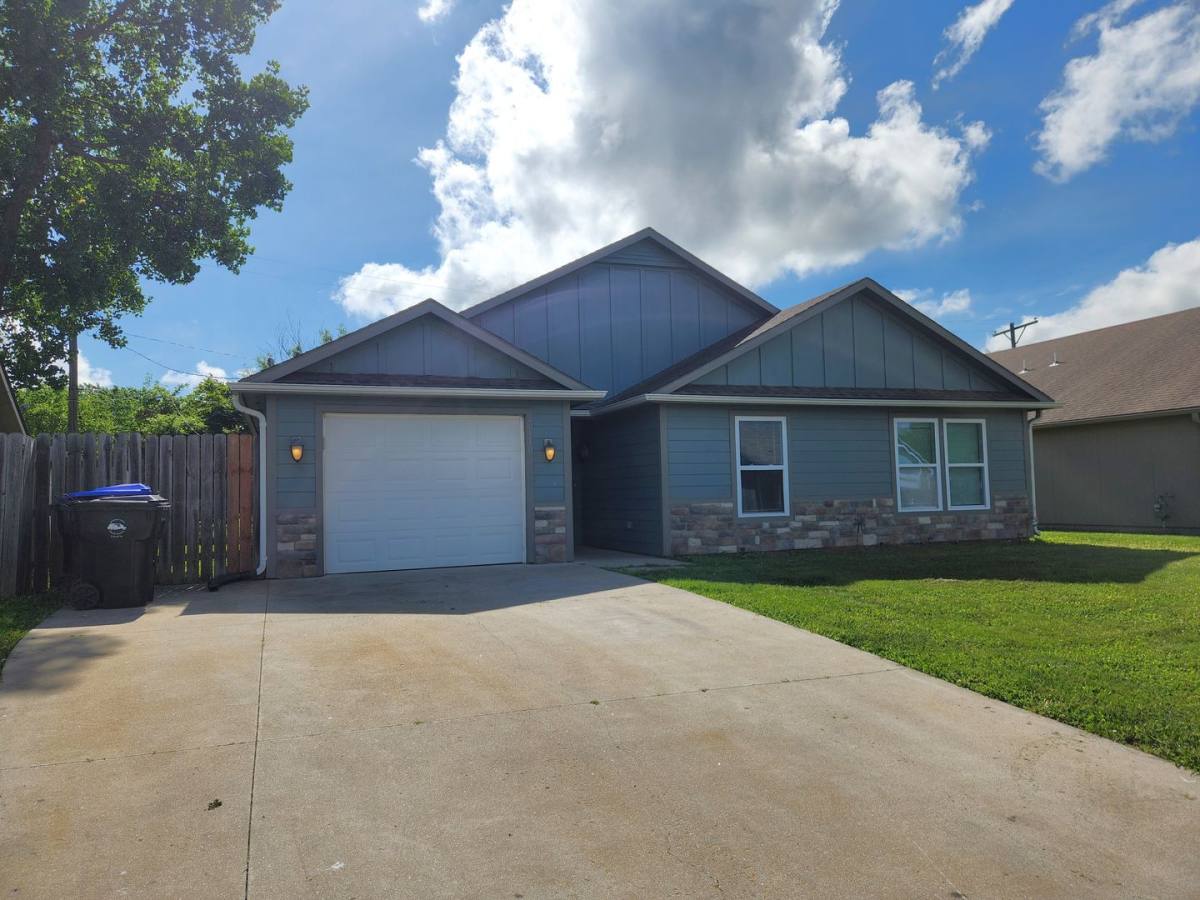 House for rent at 7110 SW Greenview Dr, Topeka, KS 66619