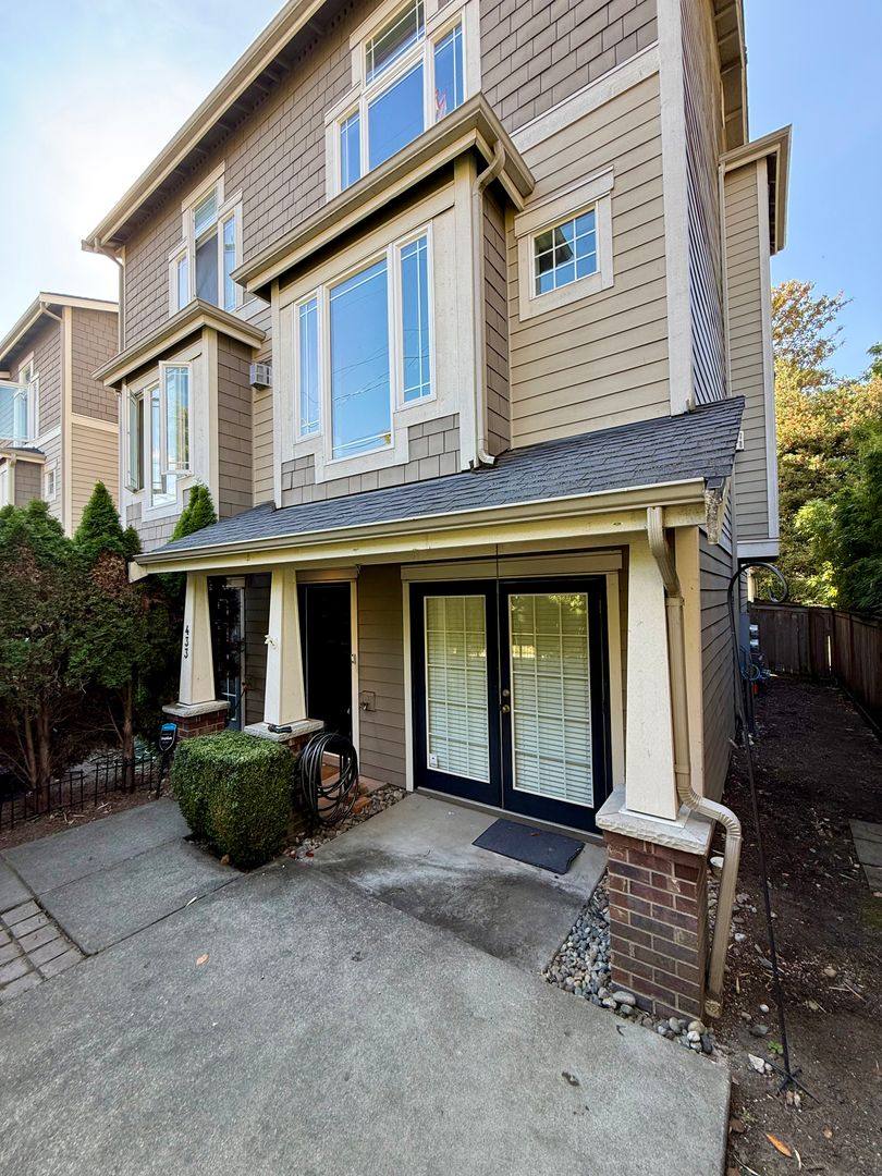 Townhouse for rent at 433 Federal Ave E, Seattle, WA 98102