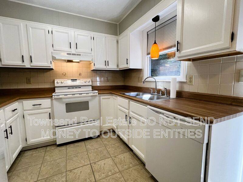 House for rent at 1411 Briarcliff Dr, Fayetteville, NC 28305