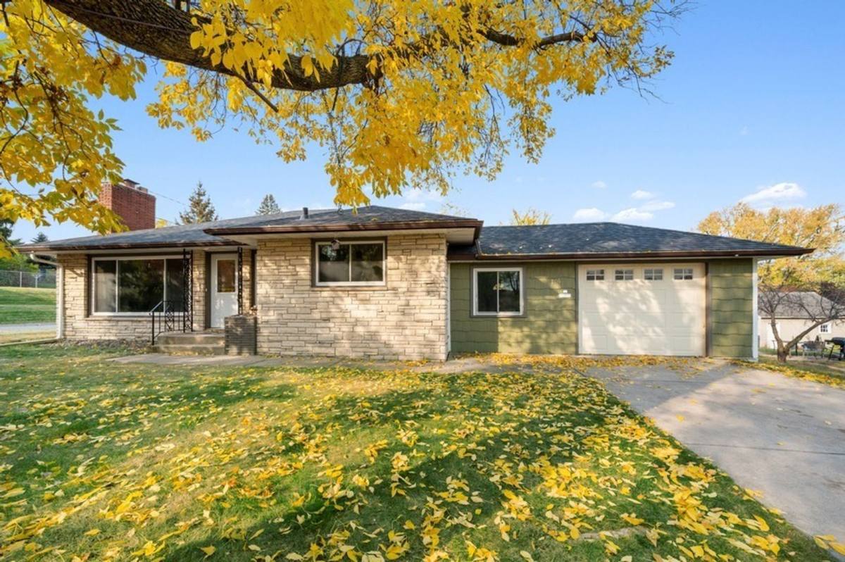 House for rent at 706 1st Ave NW, St. Paul, MN 55112