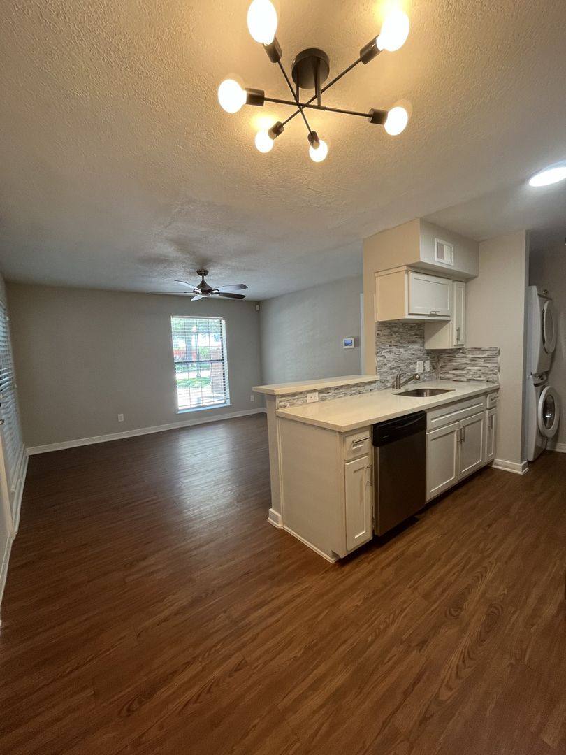 Apartment for rent at 400 Westmoreland St, Houston, TX 77006