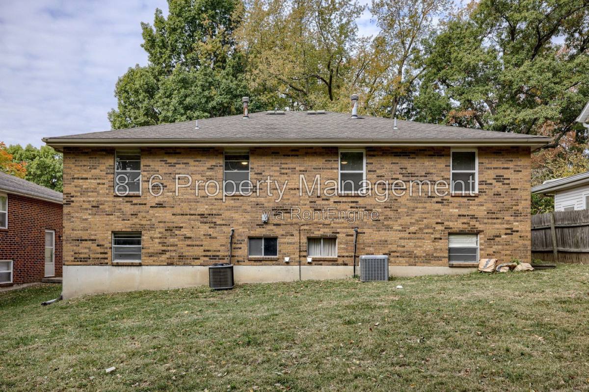 Apartment for rent at 6 Hawthorne Place, Independence, MO 64052