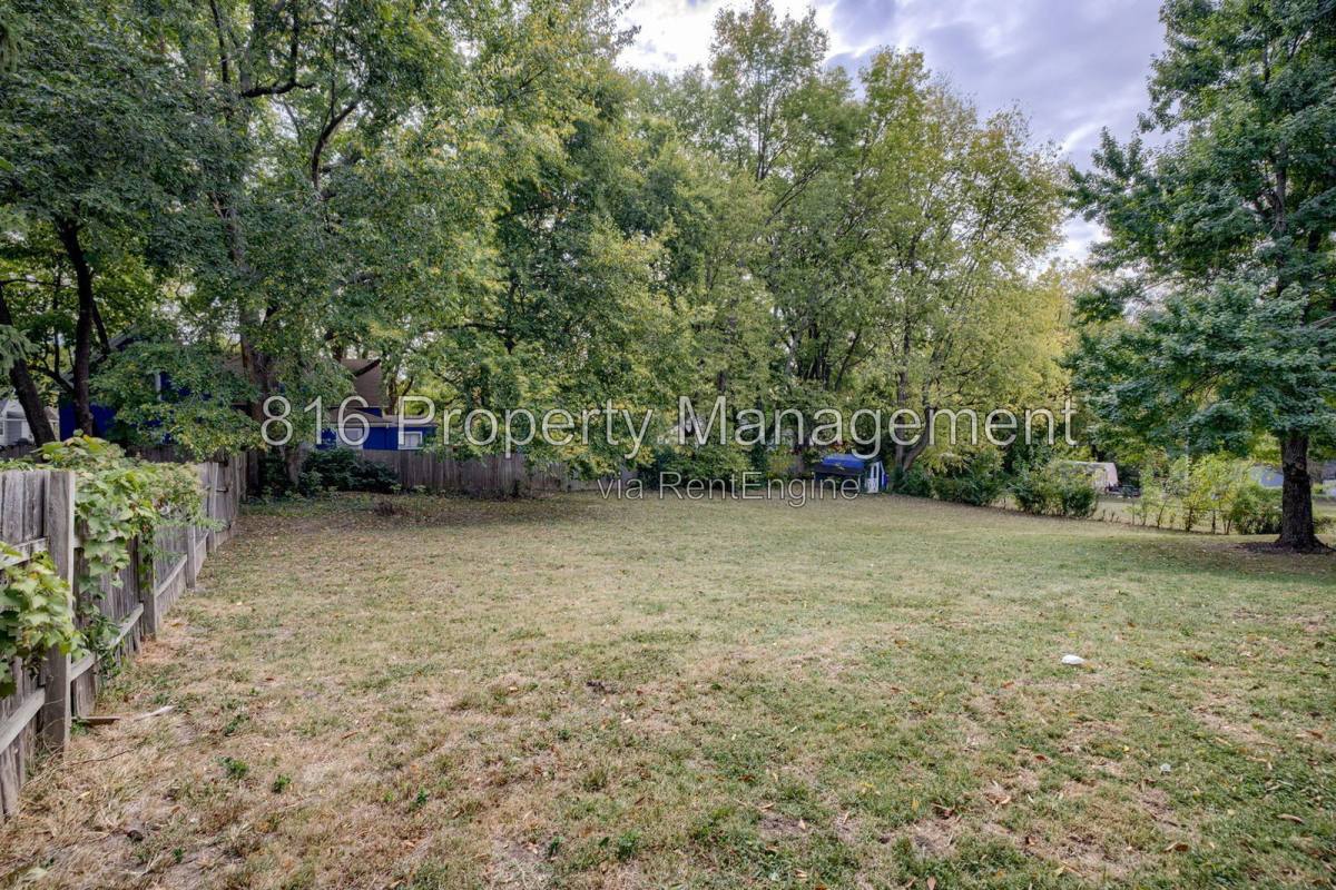 Apartment for rent at 6 Hawthorne Place, Independence, MO 64052