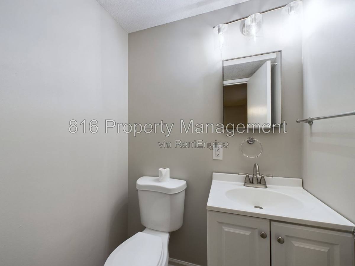 Apartment for rent at 6 Hawthorne Place, Independence, MO 64052