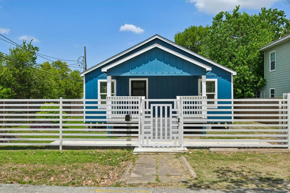 House for rent at 7401 Anzac St, Houston, TX 77020