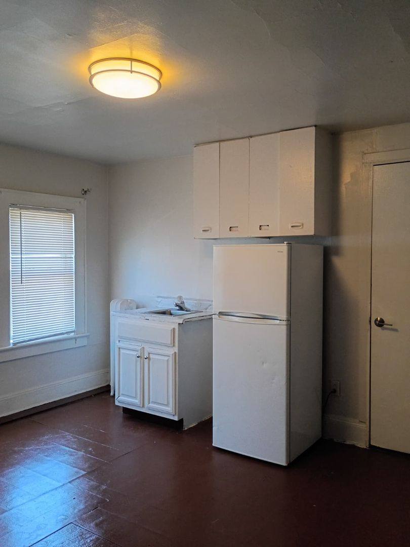 Apartment for rent at 118-120 Sanford Place, Bridgeport, CT 06604