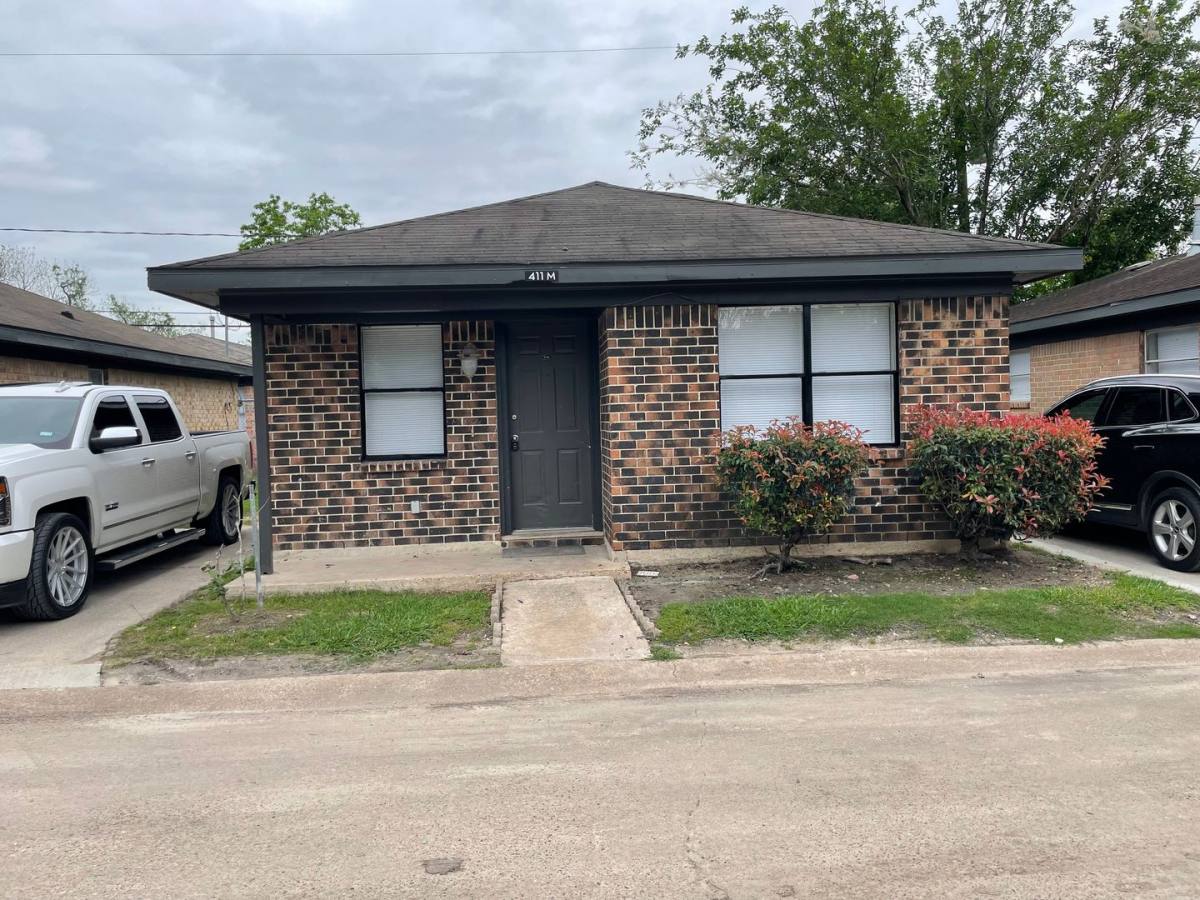 Apartment for rent at Whitney Heights, 447 E Whitney St, Houston, TX 77022