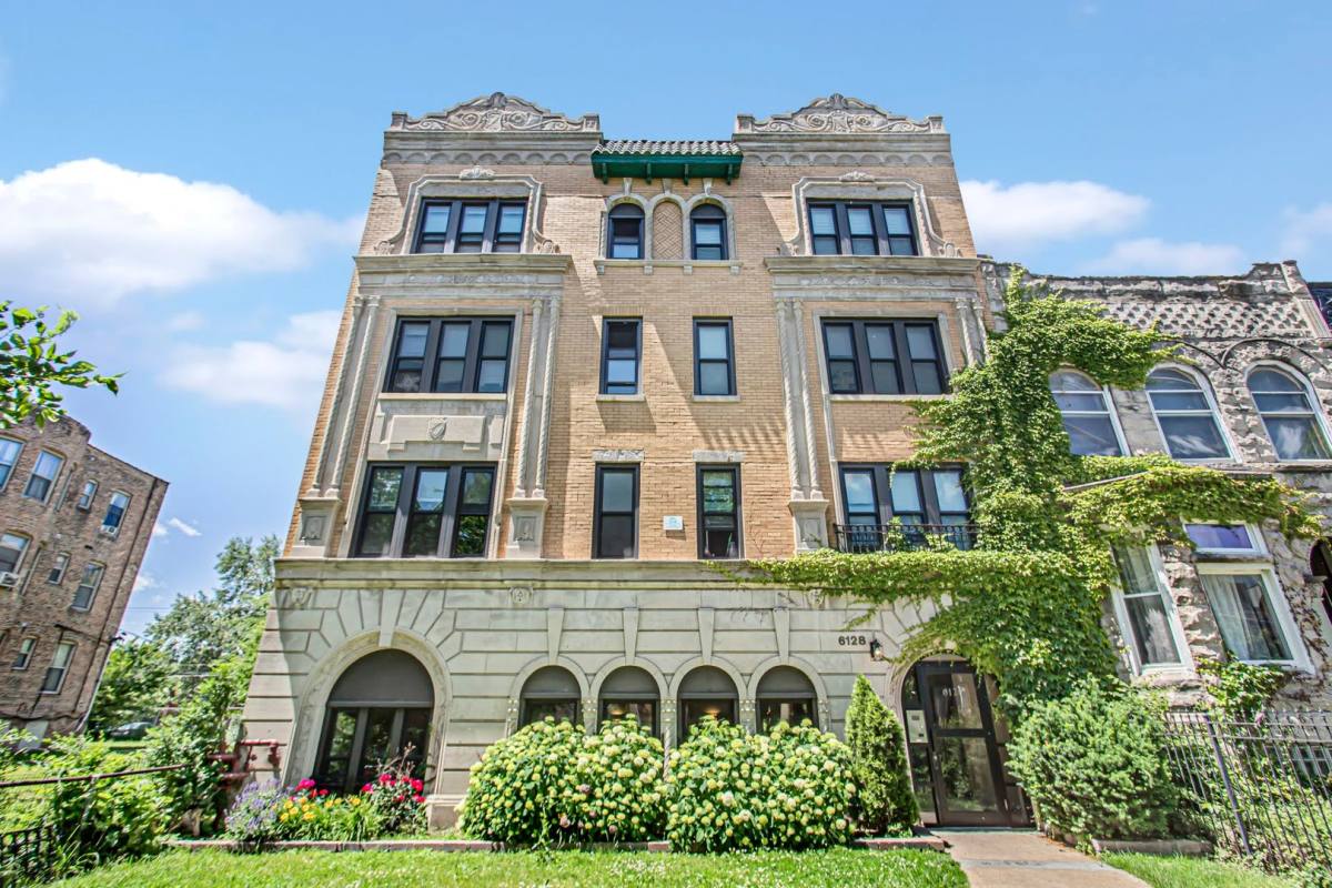 Apartment for rent at 6126-28 S Woodlawn Ave, Chicago, IL 60637