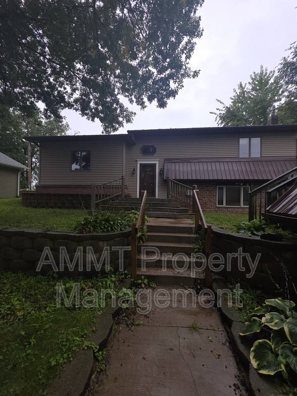 House for rent at 3216 Bowling St SW, Cedar Rapids, IA 52404