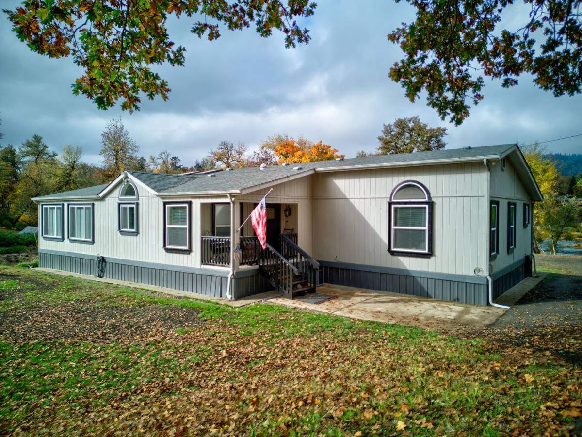 House for rent at 2665 Whistlers Park Rd, Roseburg, OR 97470