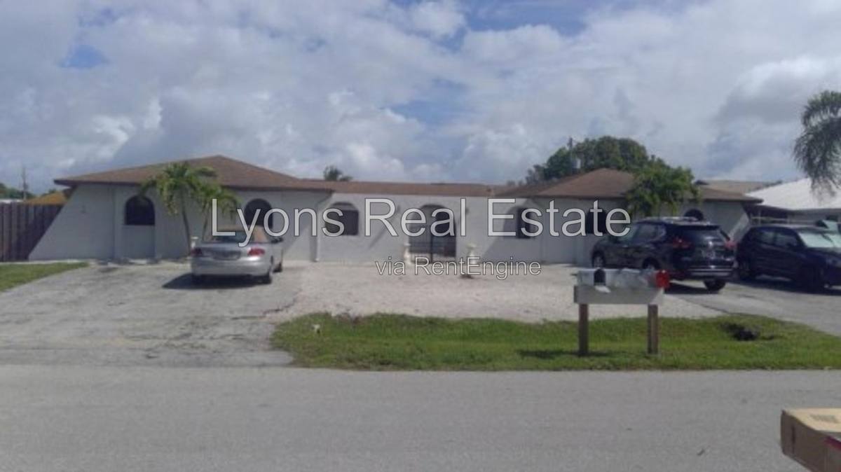 Apartment for rent at 11470 Char Ann Dr, Fort Myers, FL 33908