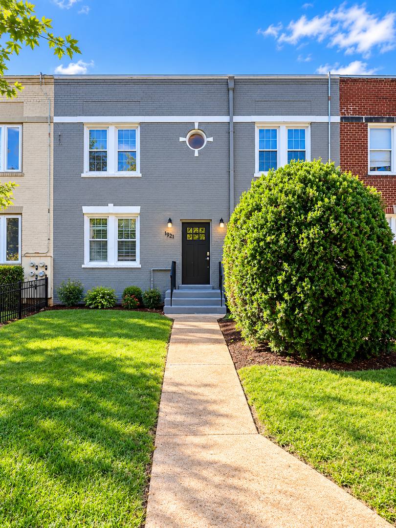 Apartment for rent at 1921 M St NE, Washington, DC 20002