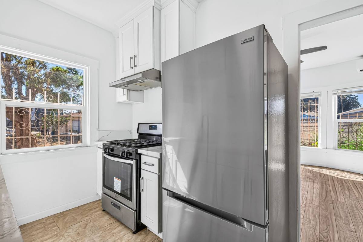 Apartment for rent at 1331 W 19th St, Long Beach, CA 90810
