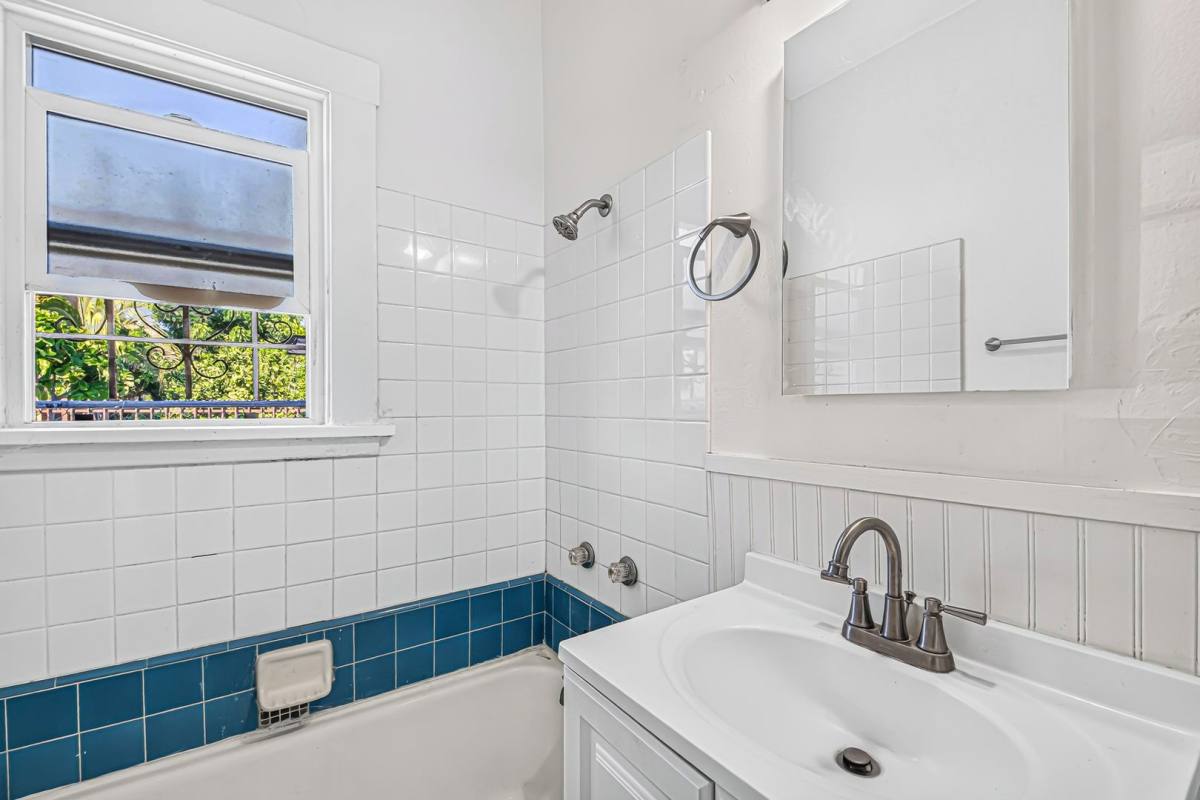 Apartment for rent at 1331 W 19th St, Long Beach, CA 90810
