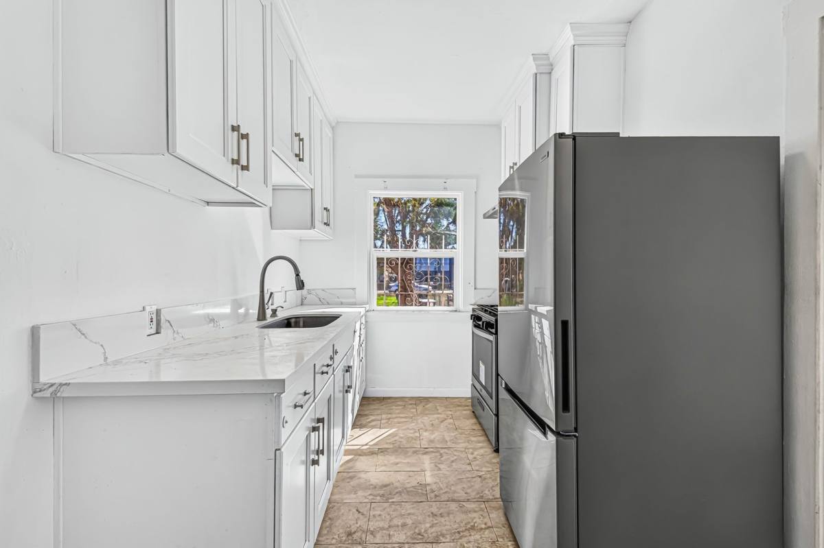 Apartment for rent at 1331 W 19th St, Long Beach, CA 90810
