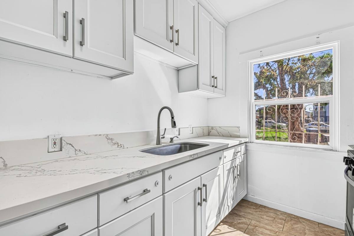 Apartment for rent at 1331 W 19th St, Long Beach, CA 90810