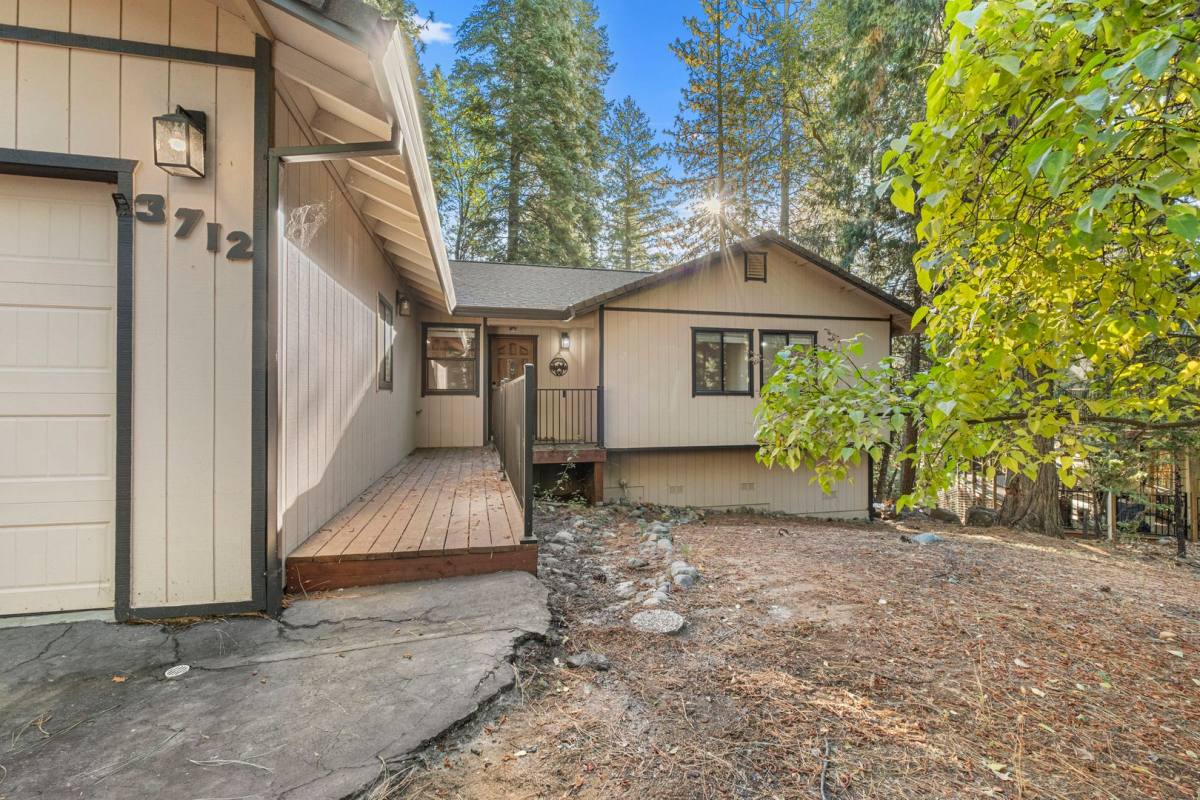 House for rent at 3712 Garnet Rd, Pollock Pines, CA 95726