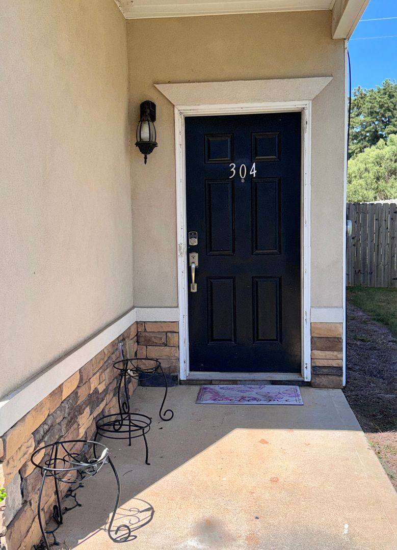 Townhouse for rent at 304 Commons Dr, Jonesboro, GA 30236