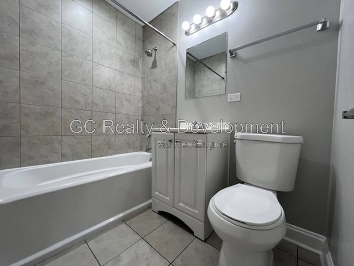 Apartment for rent at 601 N Highview Ave #4, Addison, IL 60101