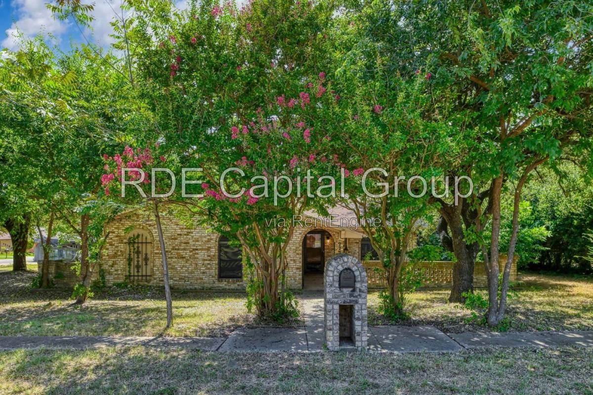 House for rent at 223 S Casa Grande Circle, Duncanville, TX 75116
