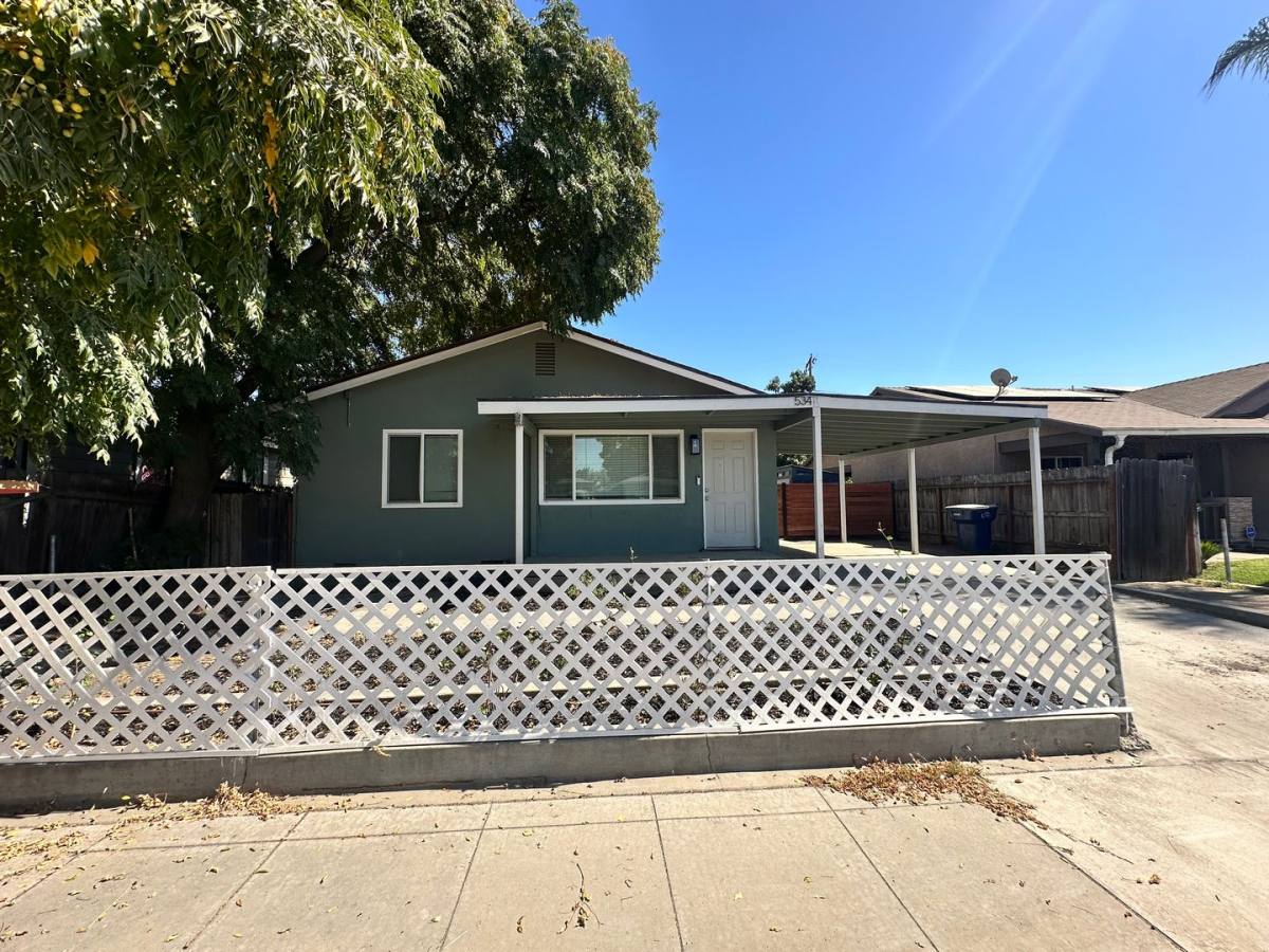 House for rent at 534 S Los Angeles St, Tulare, CA 93274