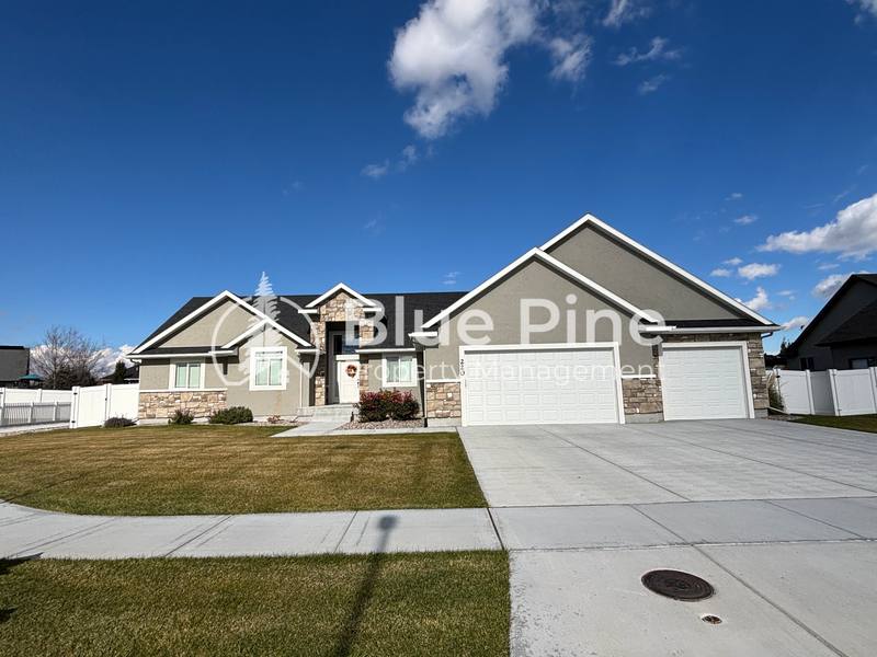 House for rent at 220 Hideout Dr, Idaho Falls, ID 83404