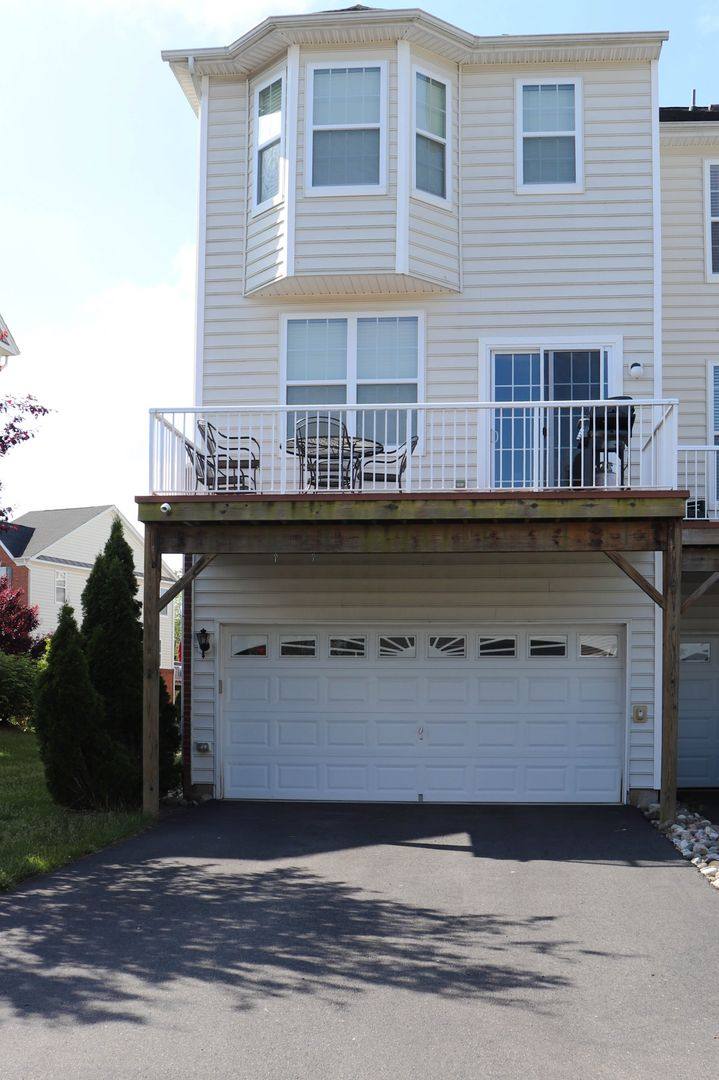 Townhouse for rent at 23073 Weybridge Square, Ashburn, VA 20148
