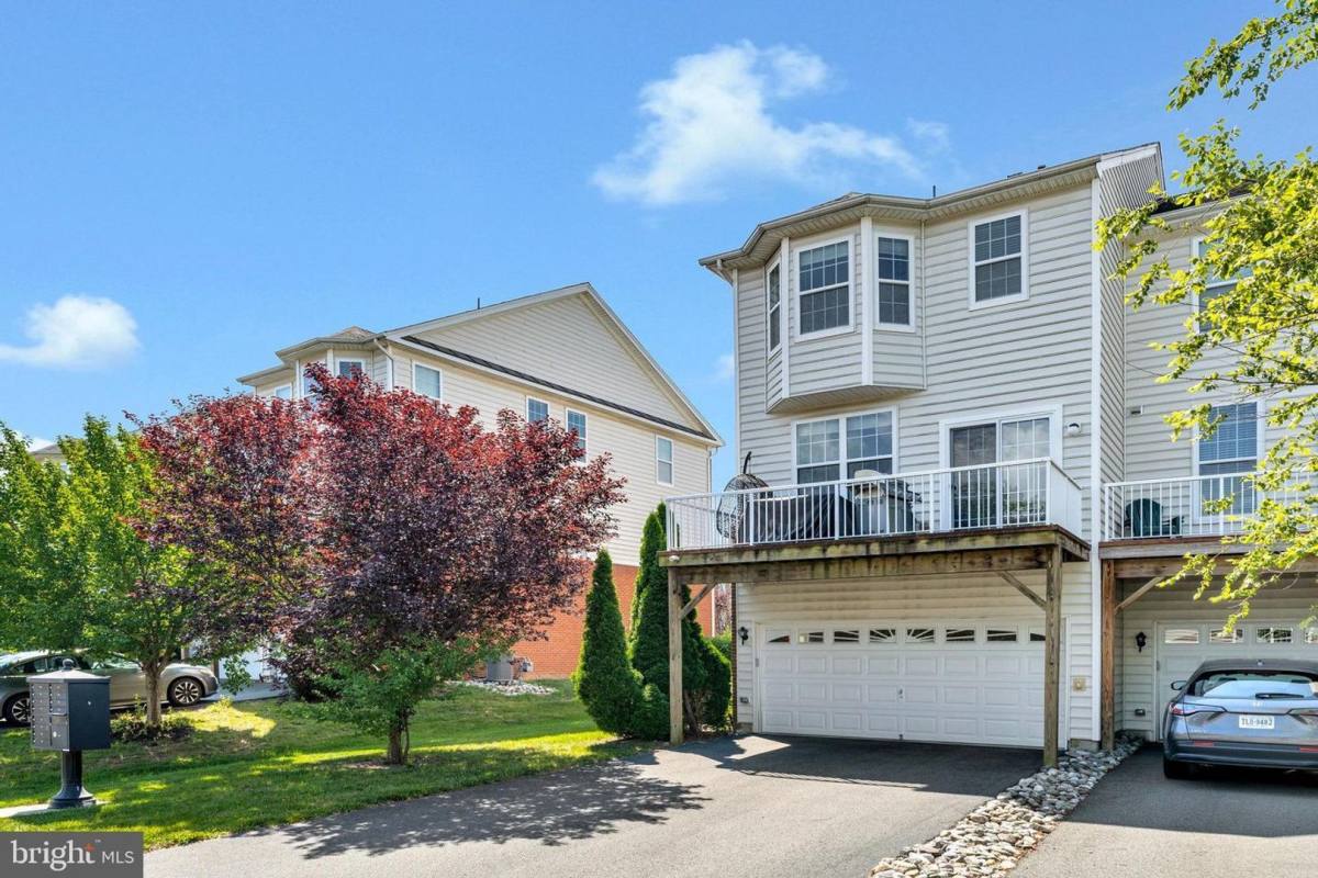 Townhouse for rent at 23073 Weybridge Square, Ashburn, VA 20148