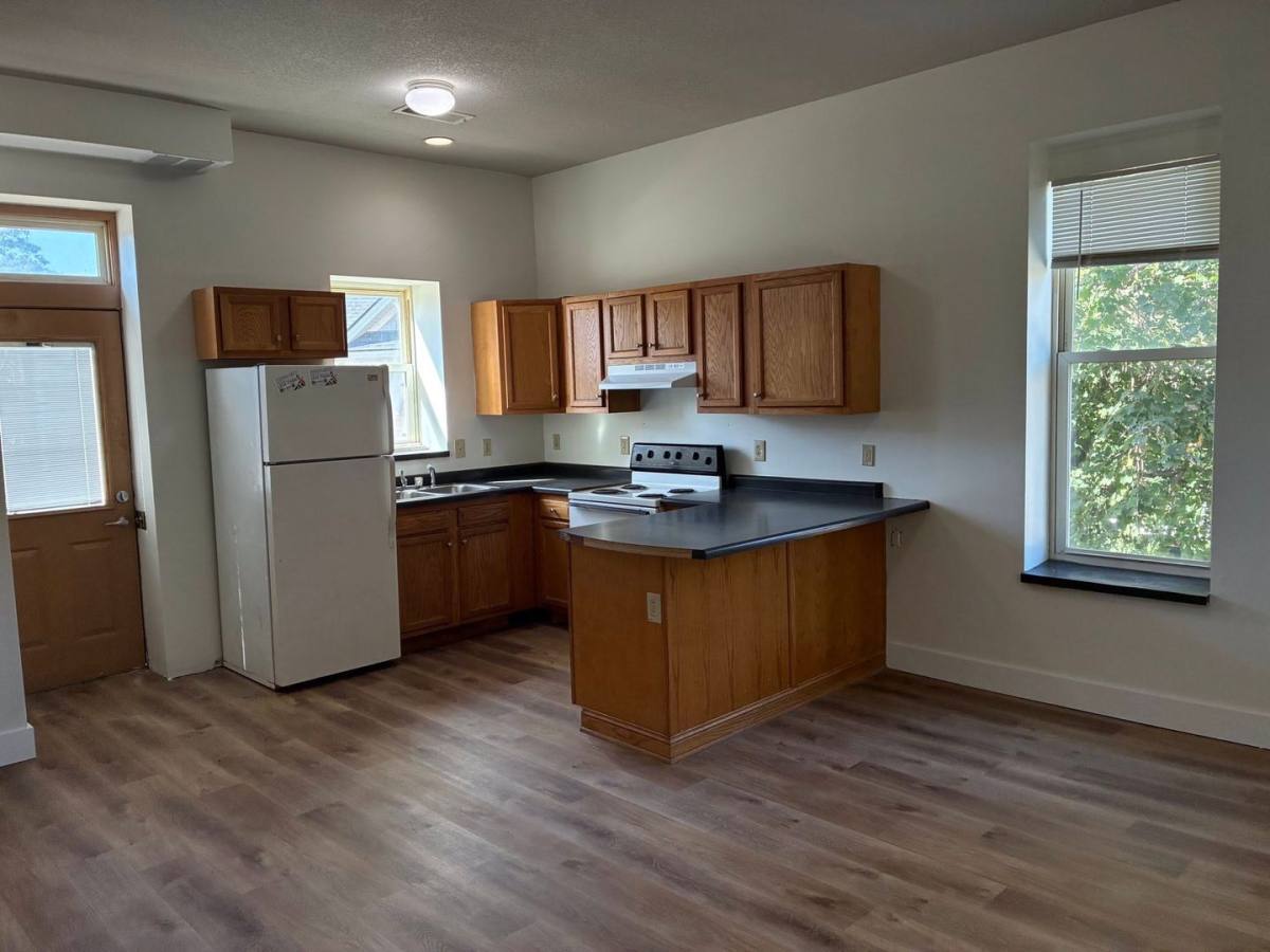 Apartment for rent at 1008 W 6th St, Davenport, IA 52802