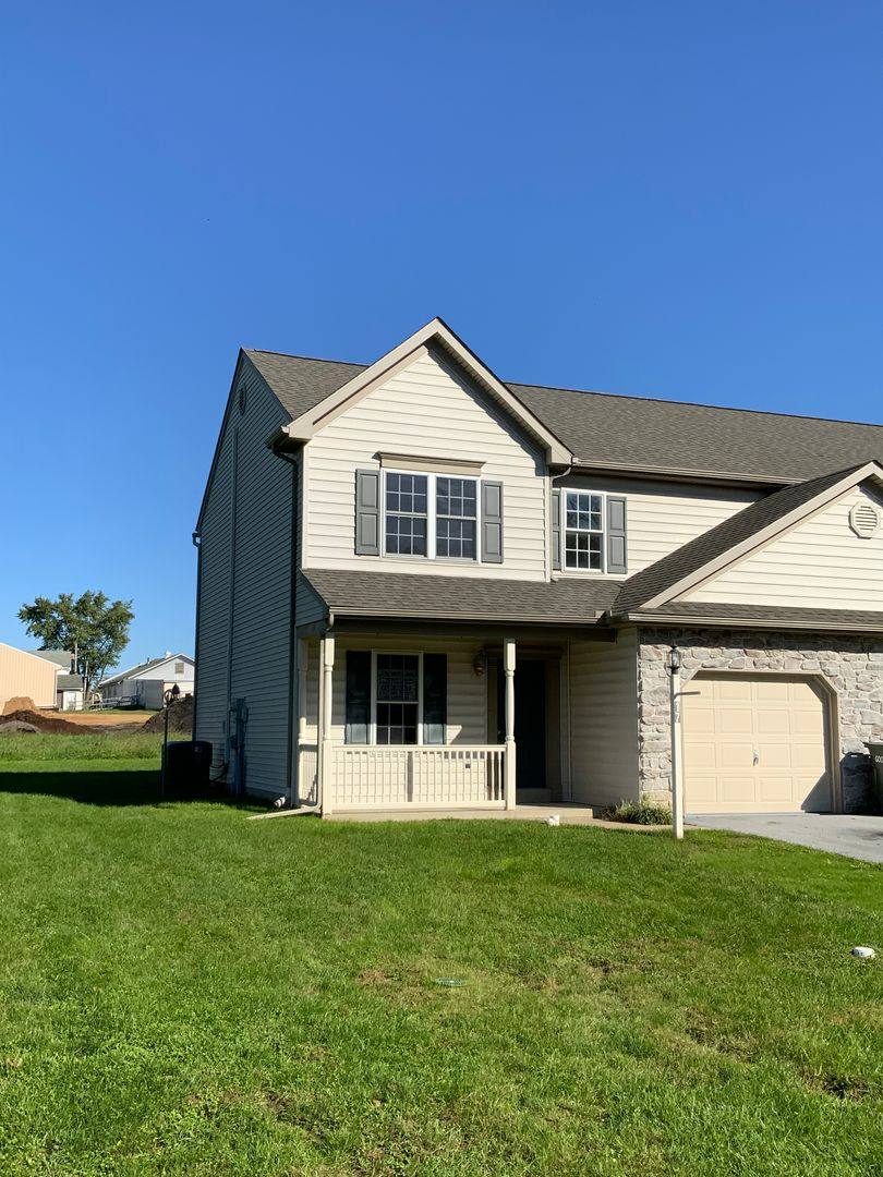 Townhouse for rent at 17-19 Farmland Rd, Leola, PA 17540