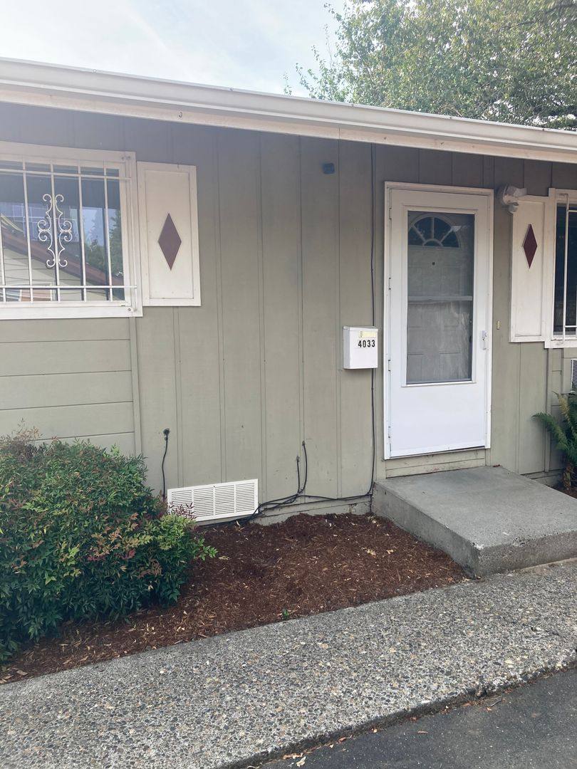 Townhouse for rent at 4033-4035 NE Mallory St, Portland, OR 97212