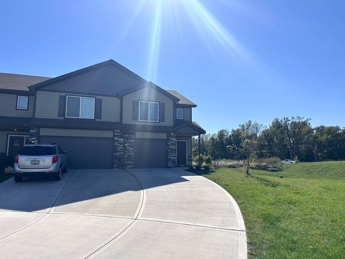 Townhouse for rent at 1546 NE Shale Court, Grain Valley, MO 64029