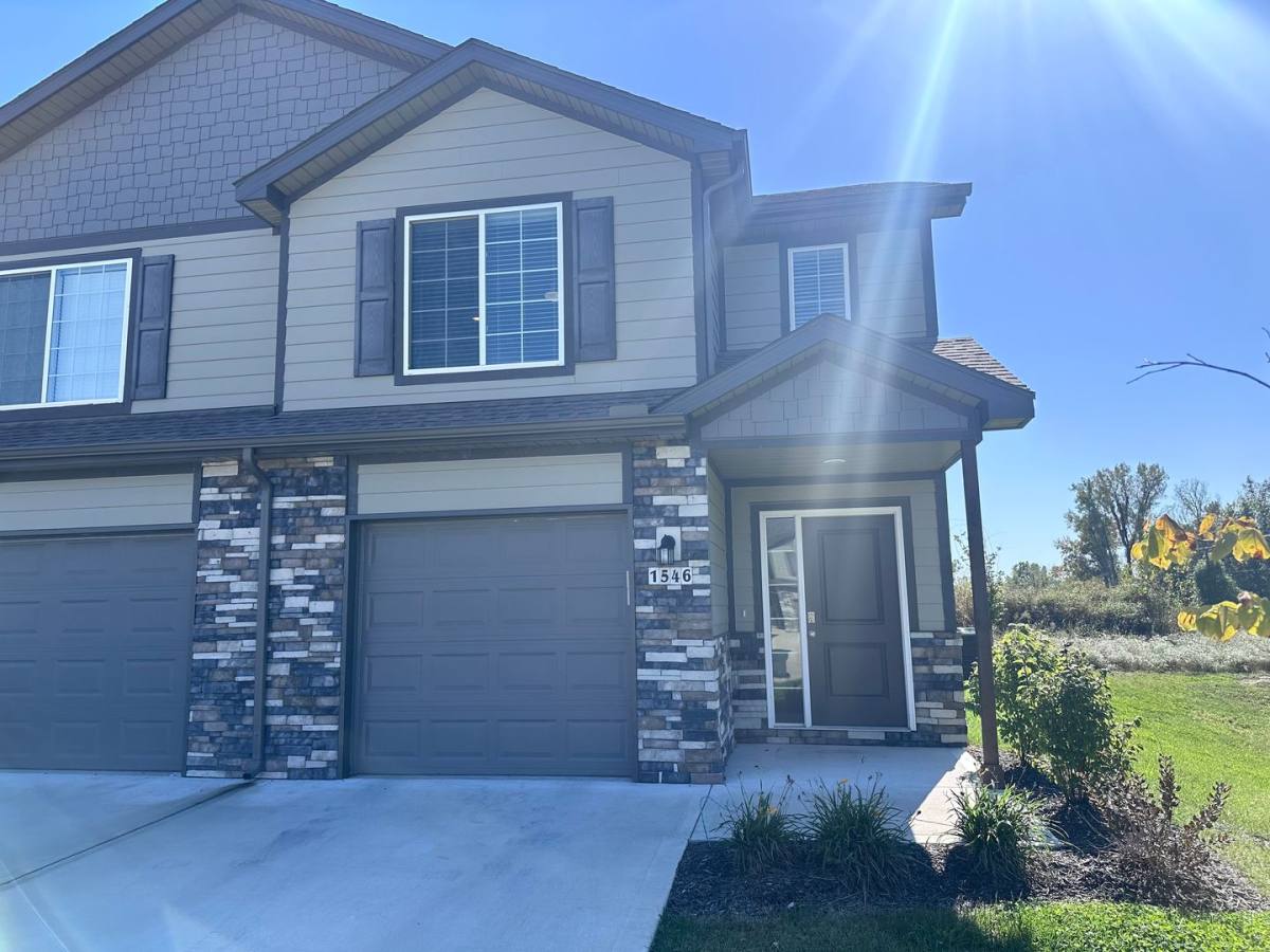 Townhouse for rent at 1546 NE Shale Court, Grain Valley, MO 64029