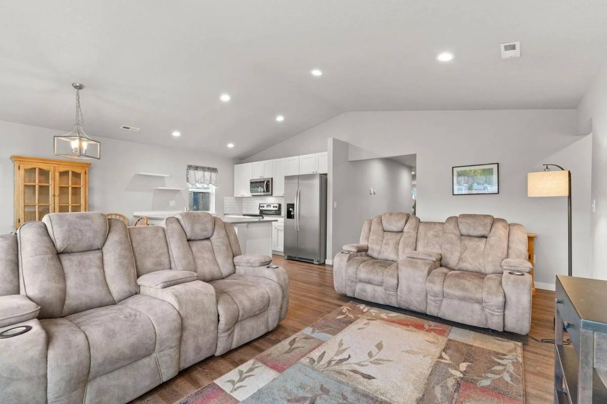 Apartment for rent at 419-421 S Barker Rd, Greenacres, WA 99016