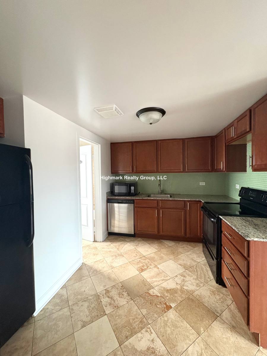 Apartment for rent at 7630 1/2 N Milwaukee Ave #3A, Niles, IL 60714