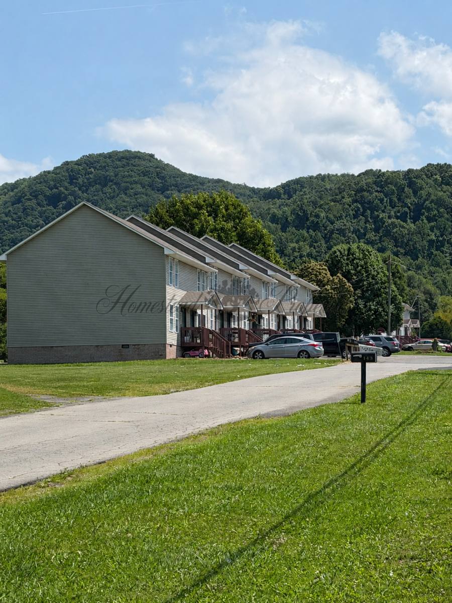 Townhouse for rent at Whispering Pines Townhomes, 151 Crestview Dr, Elizabethton, TN 37643