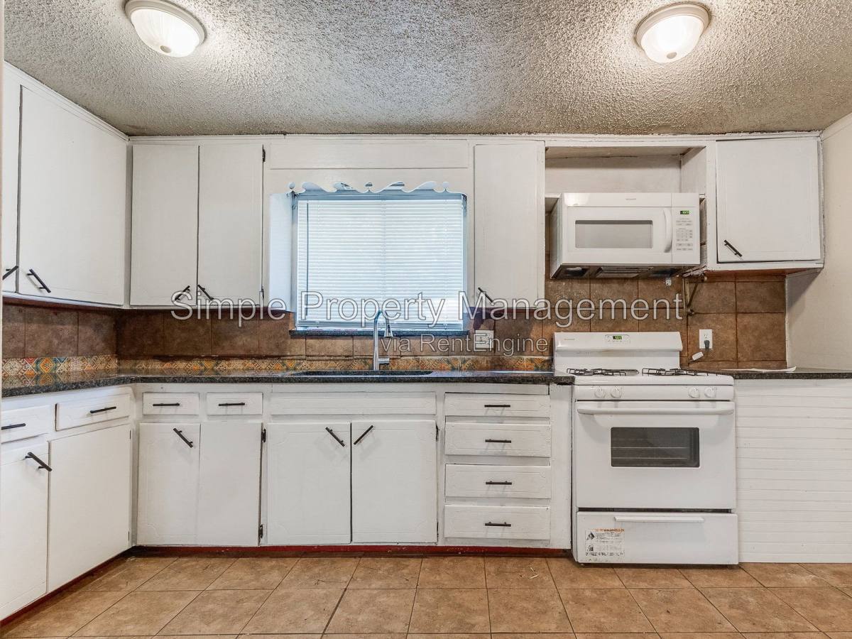 House for rent at 4012 Parkwoods Lane, Midwest City, OK 73110