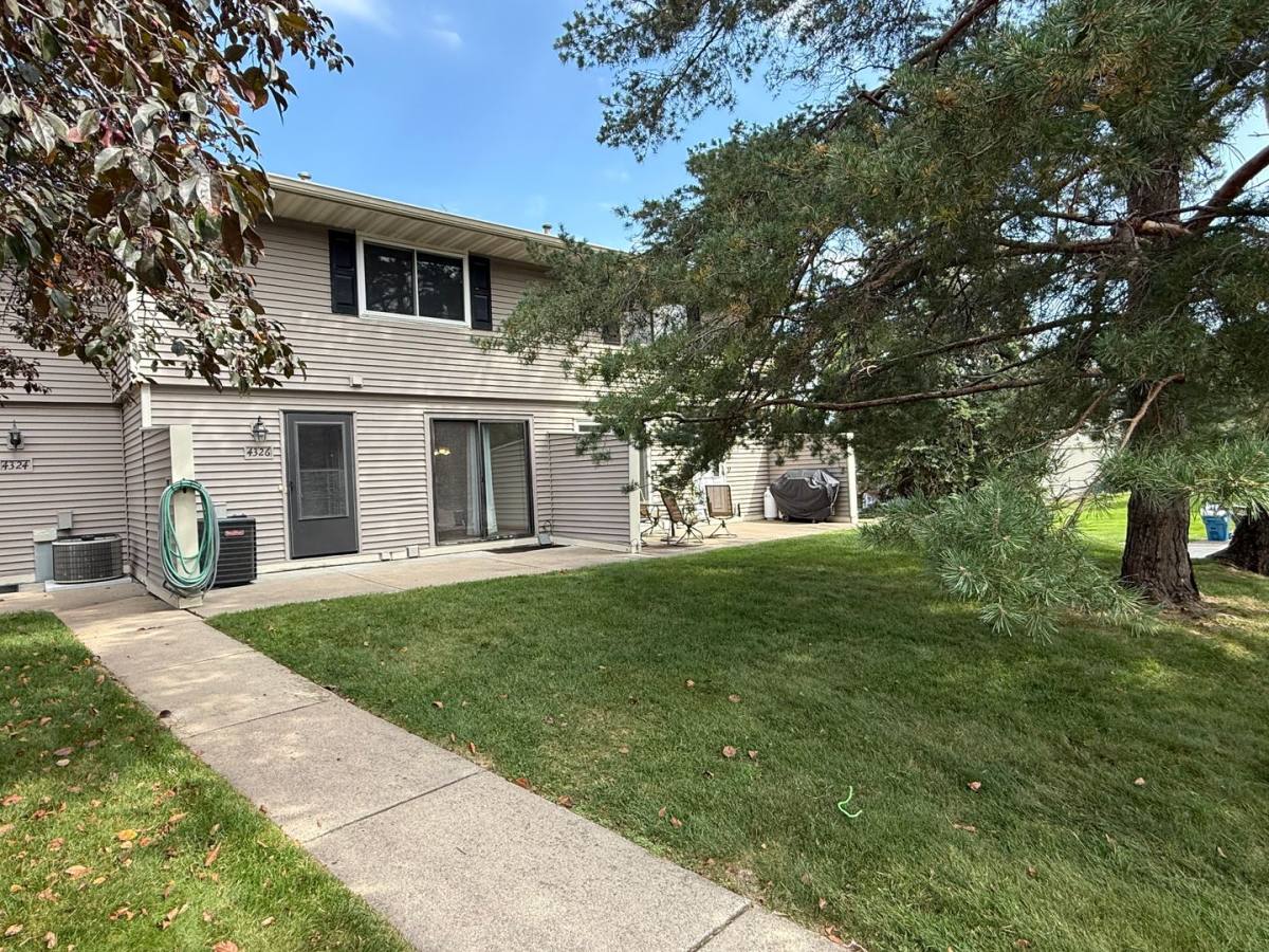Townhouse for rent at 4326 Chatsworth St N, St. Paul, MN 55126