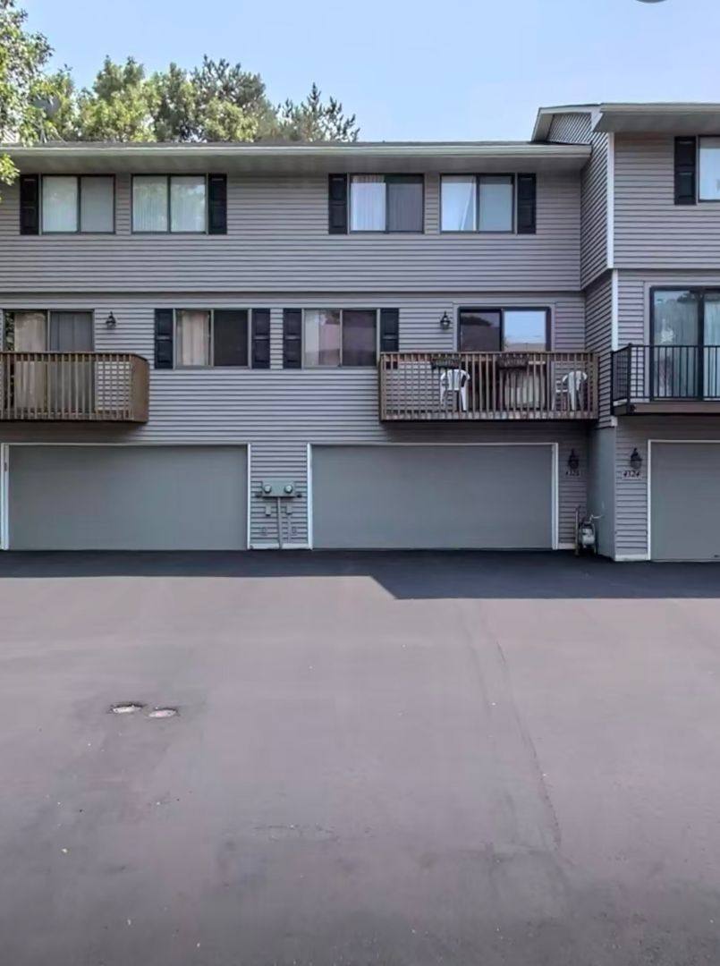Townhouse for rent at 4326 Chatsworth St N, St. Paul, MN 55126