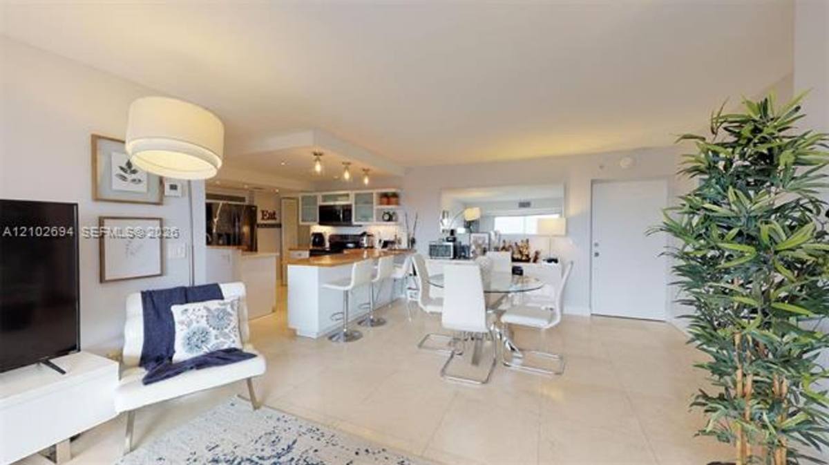 Apartment for rent at 77 Crandon Blvd #CU-8D, Key Biscayne, FL 33149