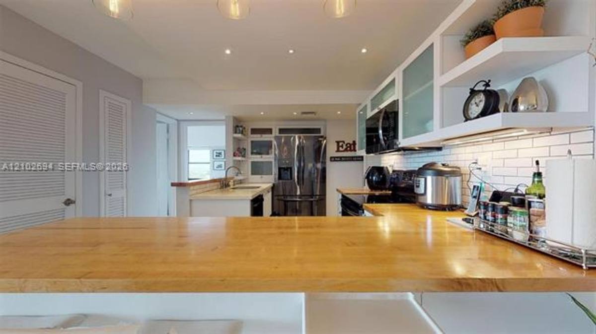 Apartment for rent at 77 Crandon Blvd #CU-8D, Key Biscayne, FL 33149