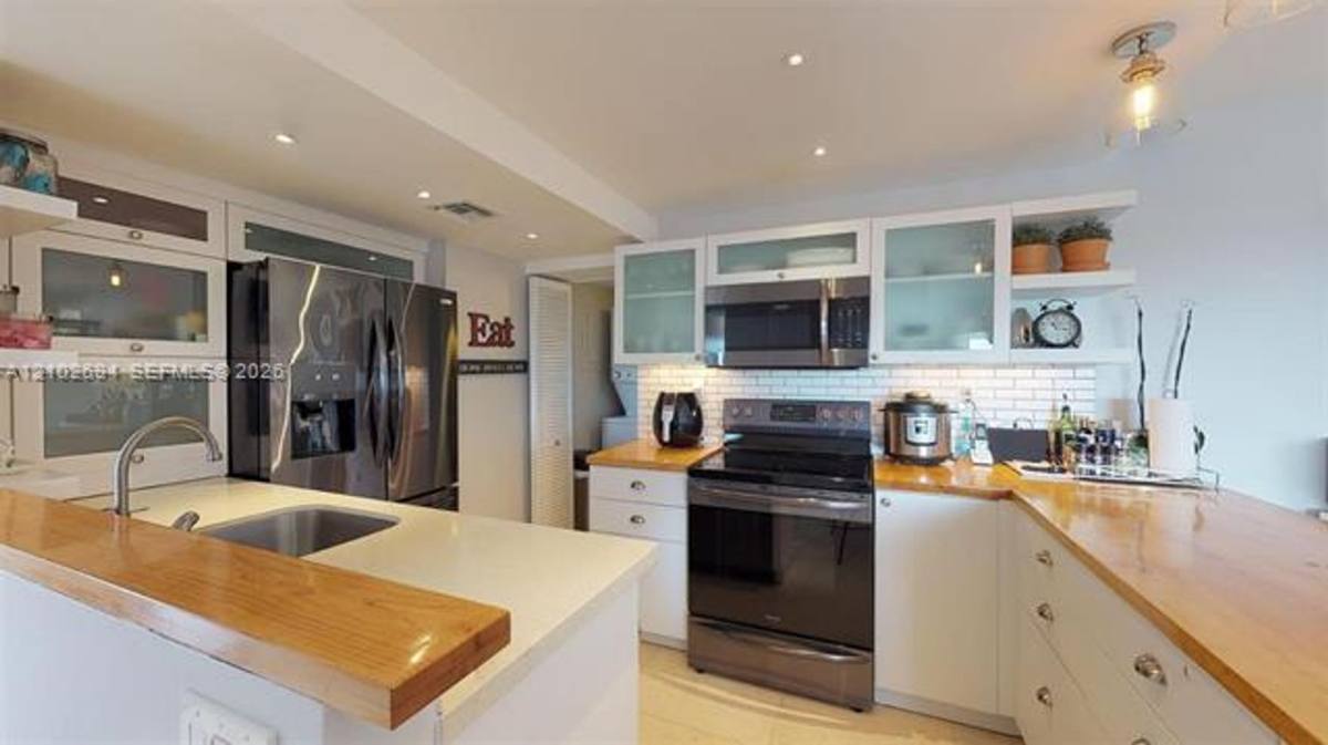 Apartment for rent at 77 Crandon Blvd #CU-8D, Key Biscayne, FL 33149