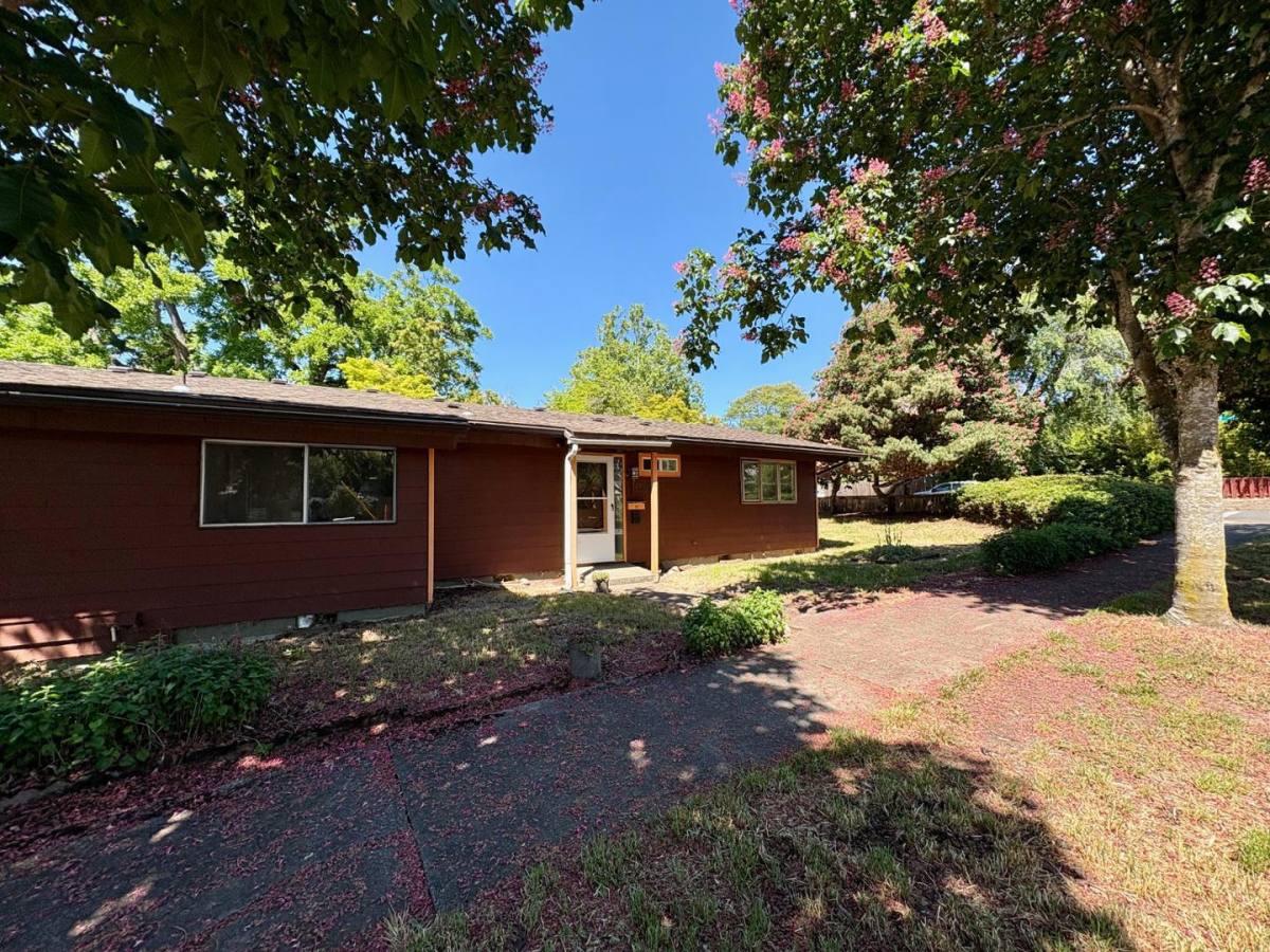 House for rent at 855 W 24th Ave #1, Eugene, OR 97405