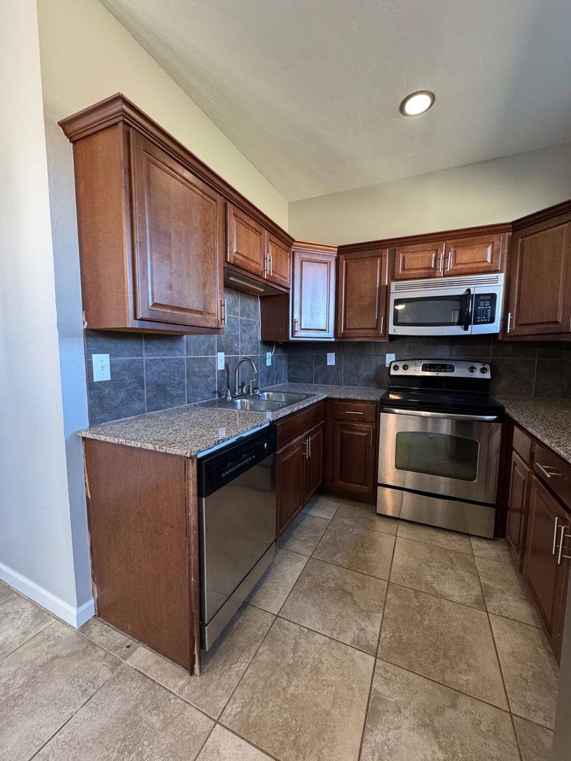 302 6th St, Elgin, OK 73538 - Apartment for Rent - Image 4